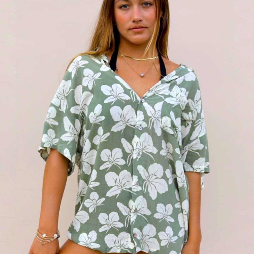 Benoa aloha shirt dress in butterfly ginger print